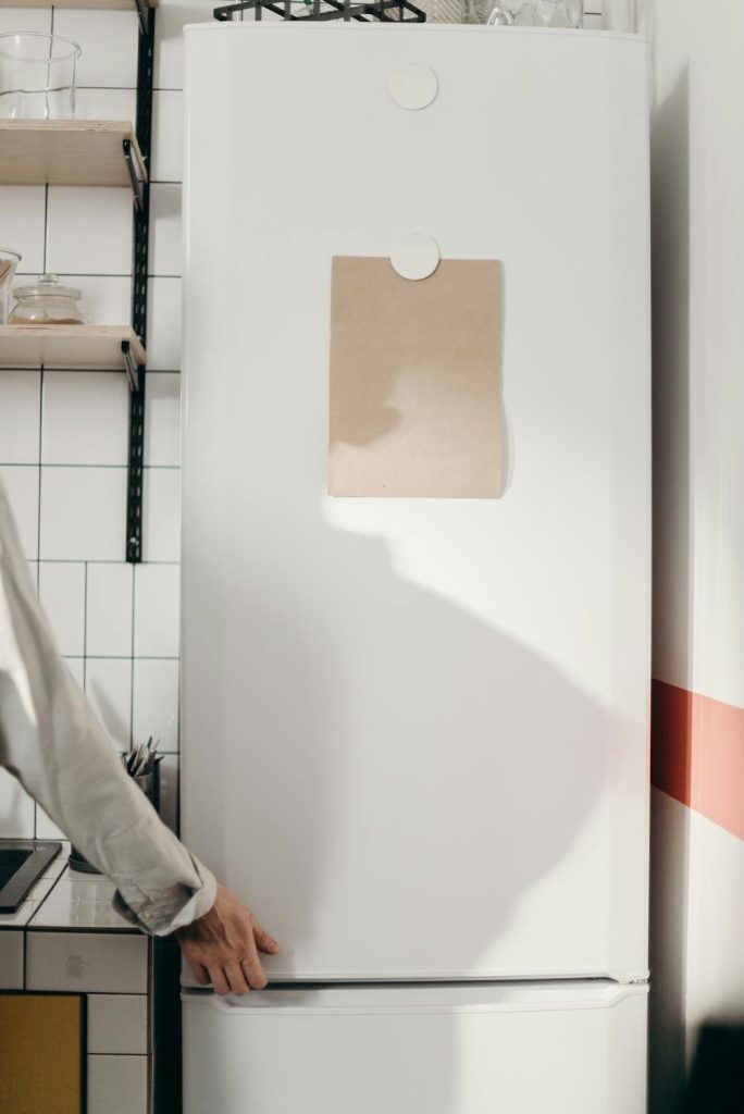 Hvor ofte skal du rengøre køleskabets kondensatorspoler?