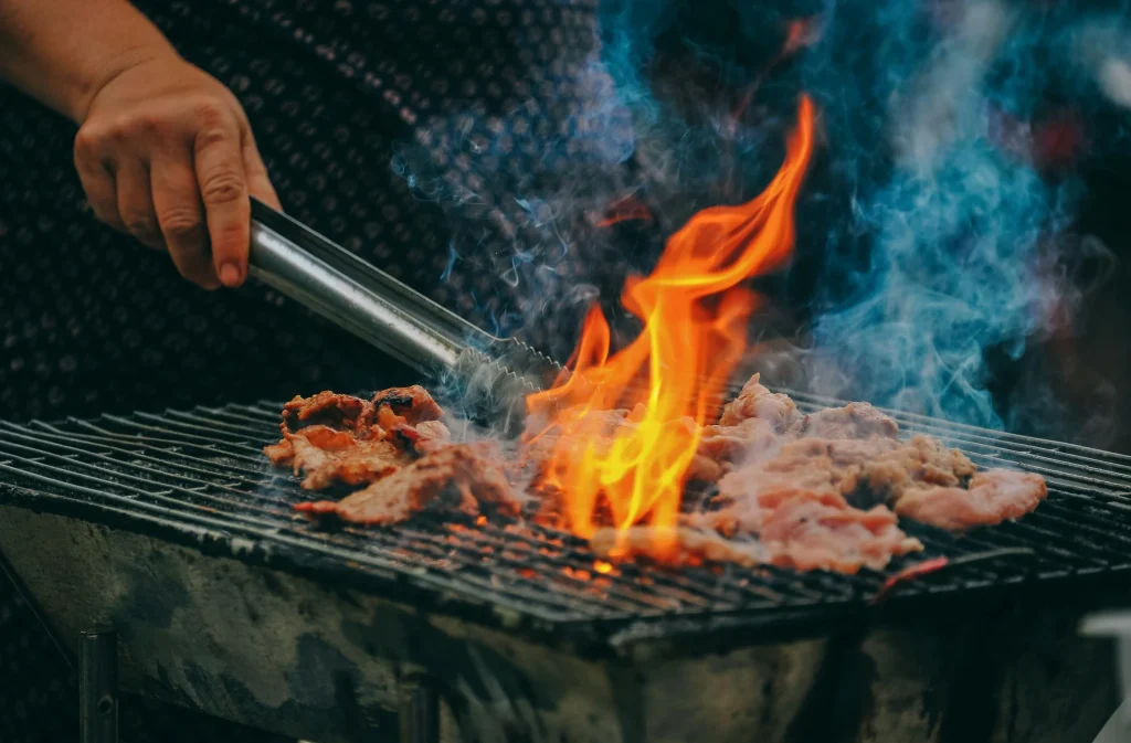 Grill som en professionel: De 7 bedste redskaber til en vellykket grillsæson