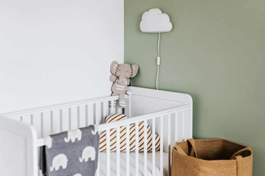 Hvad du bør vide, før du køber en babyseng: En guide til tryg og praktisk søvn