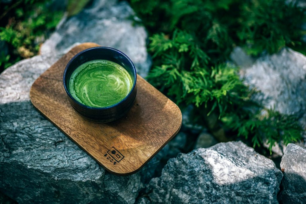 Dyrk din egen matcha-te på altanen – en guide for begyndere