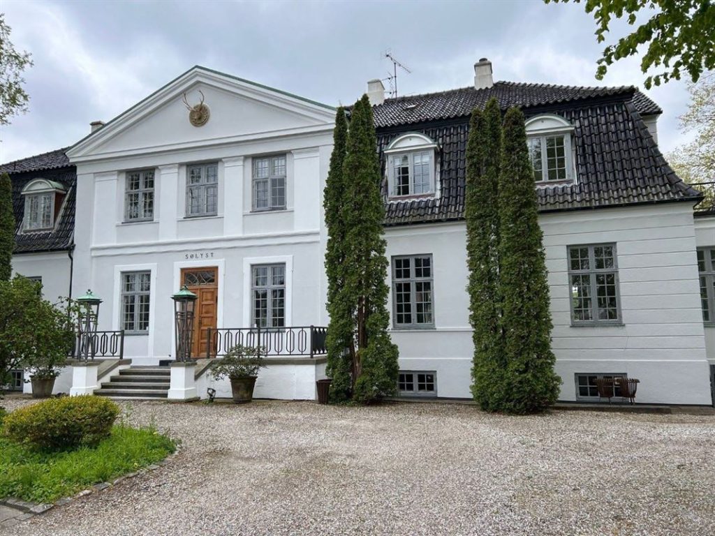 Vedbæk-palæ på tvangsauktion: Sølyst under hammeren