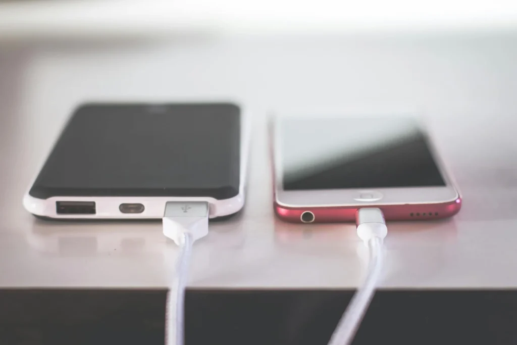 Skader det batteriet at oplade telefonen til 100 %? Her er sandheden